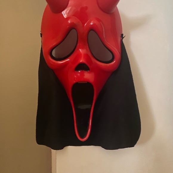 Ghost Face Death By Dawn Boys Costume Worn for less than 1 hour for photos. 8/10 - Picture 4 of 11